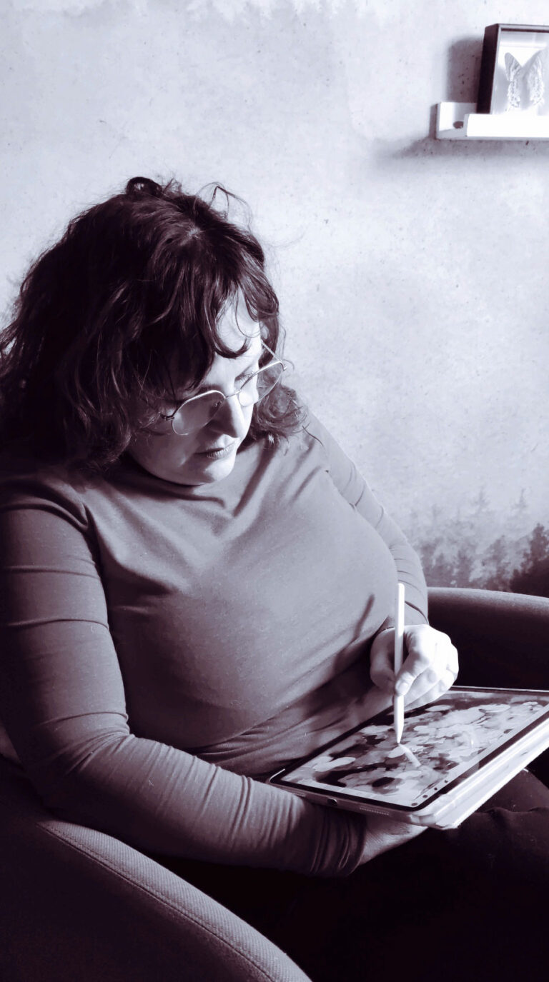 Stéphanie Clamadieux dessinant au stylet sur sa tablette, à l'atelier