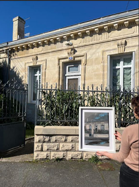 Le tirage d'une échoppe bordelaise tenu devant la vraie maison qui l'a inspiré, commande personnalisée Sookoa