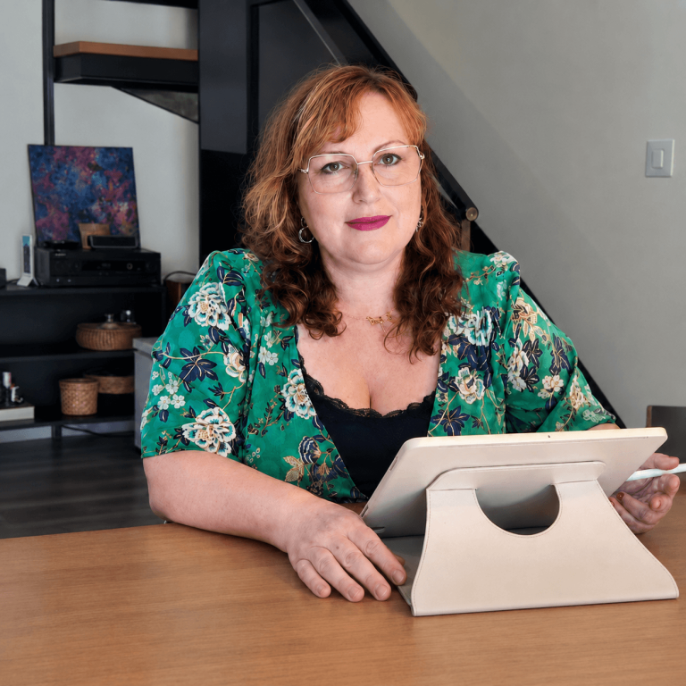 Stéphanie Clamadieux, créatrice de Sookoa, à sa table de dessin avec son iPad
