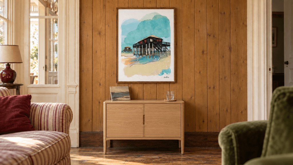 Affiche aquarelle des cabanes tchanquées du Bassin d'Arcachon, encadrée au-dessus d'un meuble dans un salon